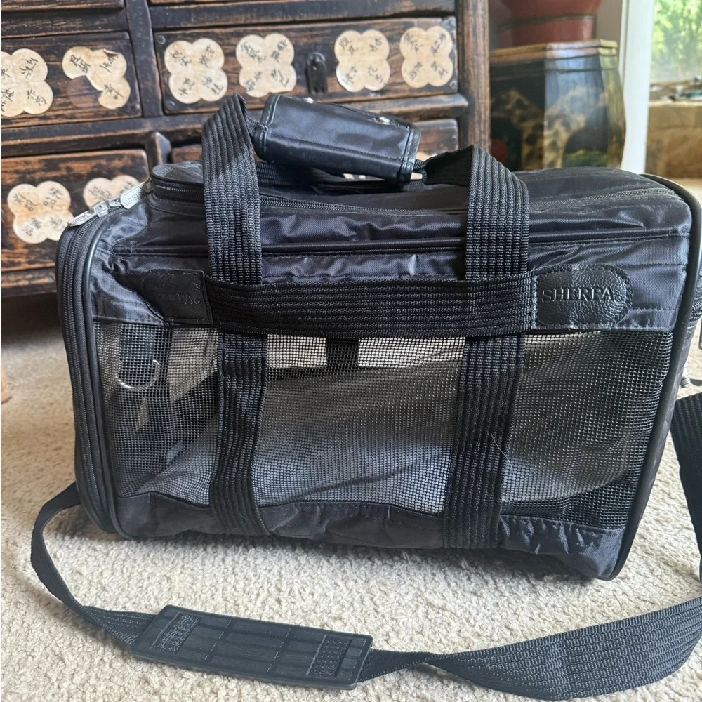 Original Deluxe Black Pet Carrier by Sherpa NWT